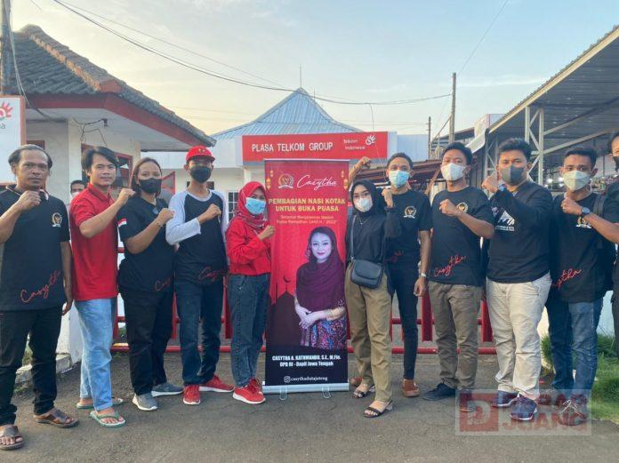 Tebar Manfaat, Kader Komunitas Juang Cilacap Bagikan Takjil dari Mbak Casytha