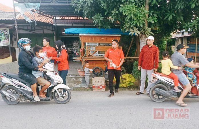 Triono Bersama Kader Partai dan Relawan Berbagi Takjil untuk Pengguna Jalan