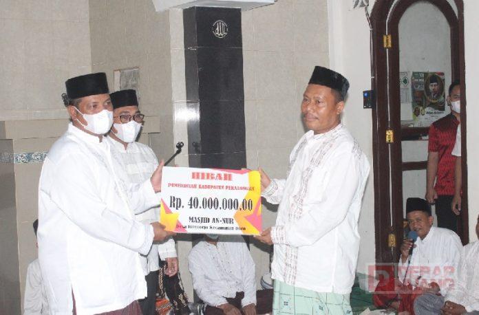 Usai Tarawih, Riswadi Salurkan Bantuan Rehap Masjid dan Ajak Warga Bervaksin Booster