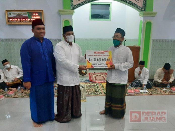 Wabup Riswadi Salurkan Hibah untuk Masjid Darut Taqwa