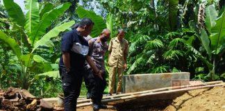 Tinjau Jalan Amblas, Tri Wahyudi Berikan Bantuan Material