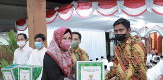 Sri Mulyani Bagikan Sembako Kepada THL Pemkab Klaten