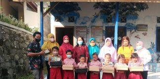 Suprapto Beri Sepatu Baru Untuk Siswa-Siswi TK