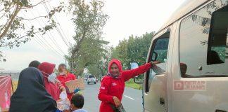 Kadarwati Bagikan 1.000 Takjil Gratis Untuk Para Pengendara