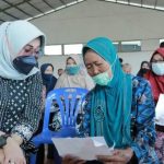 Sri Mulyani Tinjau Penyerahan BLT dan Vaksinasi