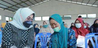 Sri Mulyani Tinjau Penyerahan BLT dan Vaksinasi