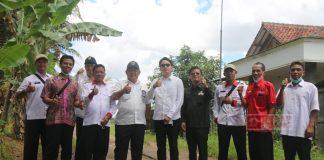 Respon Keluhan Warga, Dion Agasi Tinjau Jalan Rusak Bayan