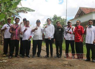 Respon Keluhan Warga, Dion Agasi Tinjau Jalan Rusak Bayan