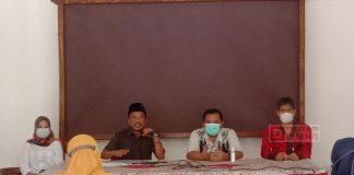 Mulyadi Bersama Pemdes Gunungan Membagikan Insentif