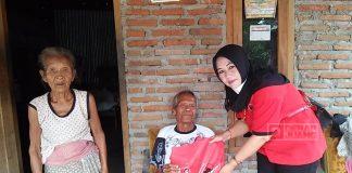 Door To Door, Hartanti Bagikan Beras Bagi Warga Kurang Mampu