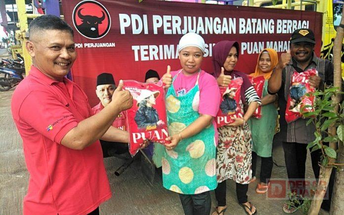 Bagikan Beras Mbak Puan, Muhamidin Bangun Semangat Gotong Royong