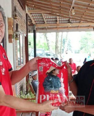 Solidkan Barisan, Udik Bagikan Beras Premium dari Mbak Puan