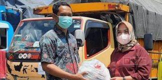 Wujud Gotong Royong, Sri Ruwiyati Distribusikan Paket Sembako Bersama Kader PAC