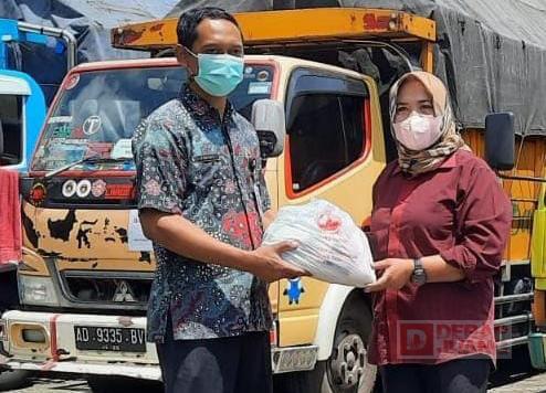 Wujud Gotong Royong, Sri Ruwiyati Distribusikan Paket Sembako Bersama Kader PAC