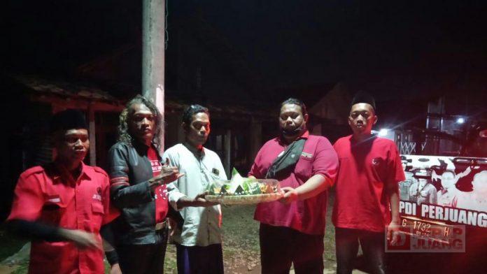 Bamusi Kota Pekalongan Bagikan Nasi Tumpeng untuk Korban Banjir Rob