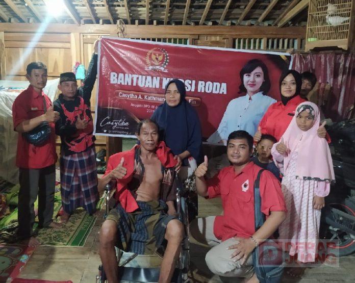 Banteng Ngroto Serahkan Kursi Roda kepada Ketua Ranting Pertama di Desa Ngroto