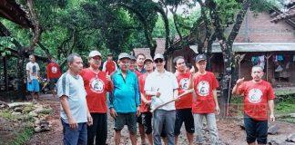 Bersama Komunitas Gembel Ningrat, Aa’ Ipunk Gotong Royong Bangun Jalan