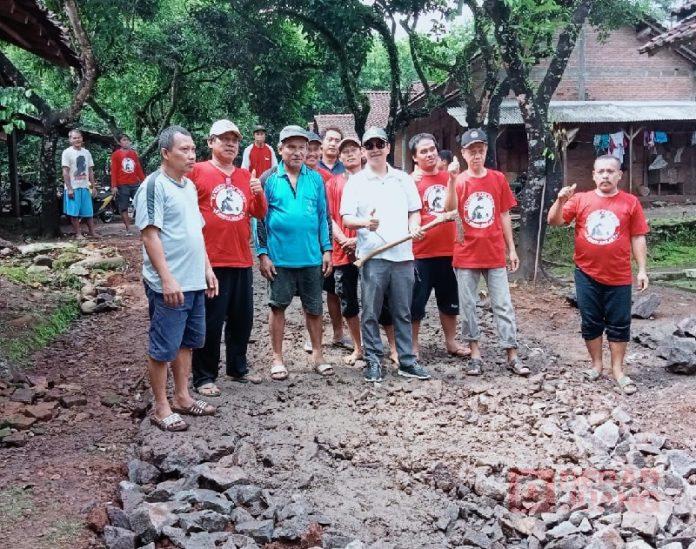 Bersama Komunitas Gembel Ningrat, Aa’ Ipunk Gotong Royong Bangun Jalan