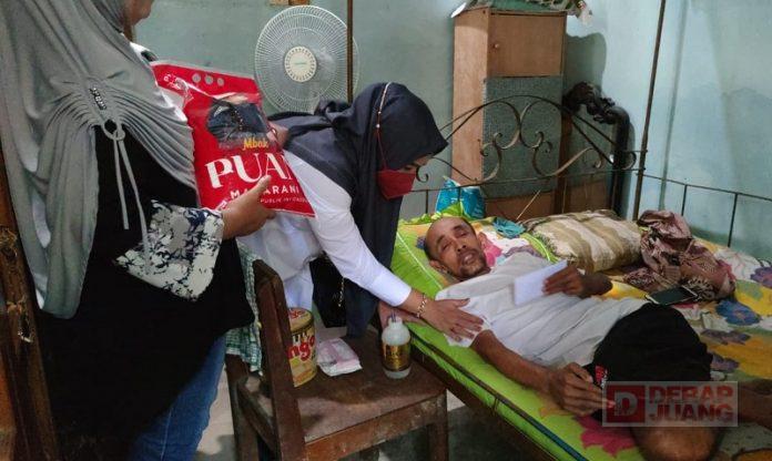 Dewi Aryani Jenguk Pengurus Ranting Partai Desa Tonggara yang Lumpuh Total