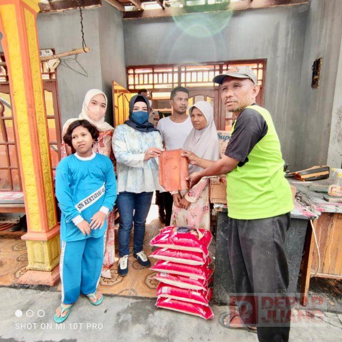 Dewi Aryani dan Ragil Tresna Bantu Korban Kebakaran di Desa Kramat