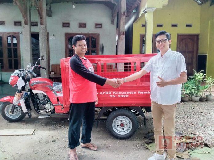 Donny Salurkan Bantuan Kendaraan Roda 3 Untuk Kelompok Tani Kedungrejo