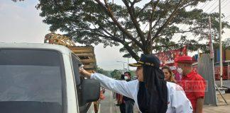 Masuki Masa Mudik, Mbak Mitha Berbagi Takjil pada Pemudik