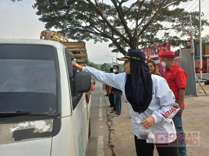 Masuki Masa Mudik, Mbak Mitha Bagi-Bagi Takjil pada Pemudik
