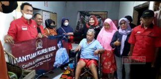 Mbak Casytha Berikan Bantuan Kursi Roda Kepada Warga Desa Kandangwangi