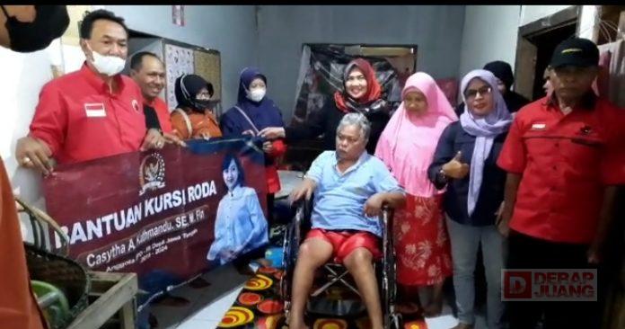 Mbak Casytha Berikan Bantuan Kursi Roda Kepada Warga Desa Kandangwangi