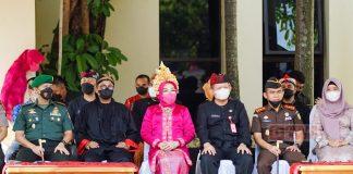 Peringati Hardiknas, Sri Sumarni Gelontorkan Beasiswa Pelajar