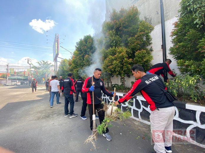 Satgas Cakra Buana Lakukan Bersih-bersih Kantor DPD Partai, Halaman Jadi Bersih dan Rapi (2)