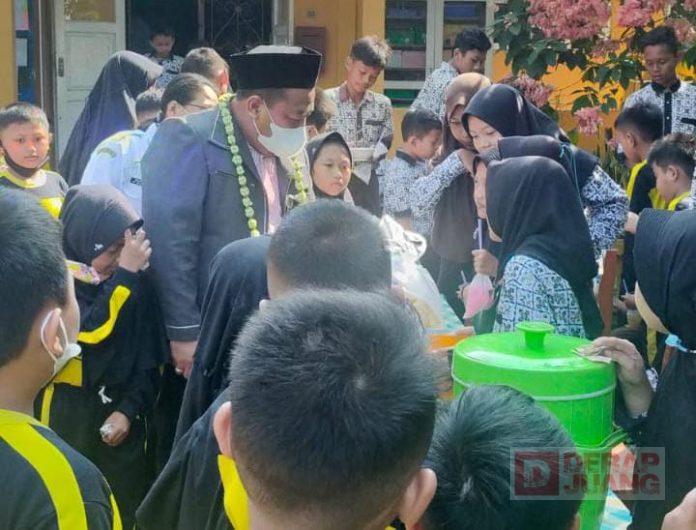 Tinjau Kegiatan Hardiknas di SDN Tulis 2, Ridwan Mengaku Bangga Atas Kreasi Siswa