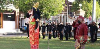 Kenakan Pakaian Adat Bali, Mbak Etik Pimpin Upacara Peringatan Hardiknas