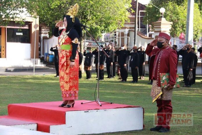 Tri Yuli Setyowati Pimpin Upacara Peringatan Hardiknas 2022