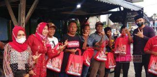 Berpakaian Jawa, Kadarwati Bagikan Sembako ke Tukang Ojek