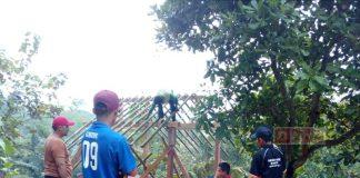 Tri Wahyudi Bersama Warga Bangun Pos Kamling