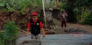 Bersama Warga, Purwadi HS Gotong Royong Perbaiki Jalan