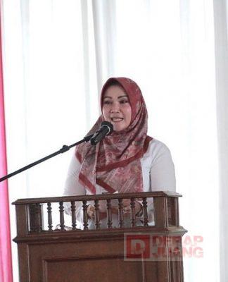 Sri Mulyani Serahkan Sertifikat Tanah Kepada Yayasan