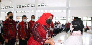 Momen Harkitnas, Mbak Yuni Serahkan SK PPPK dan CPNS