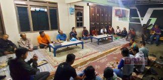 Rober Diskusi Bersama Tukang Ojek di Angkringan