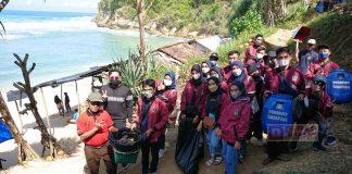 Suyadi dan Imapres Wonogiri Bersihkan Sampah Pantai Nampu