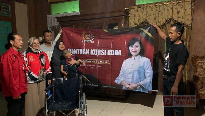 Aris Widodo Sampaikan Bantuan Kursi Roda dari Mbak Casytha