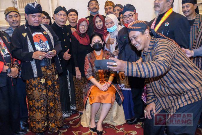 Audiensi dengan Pelestari Budaya, Puan Dukung Terbitnya Perda Adat Desa