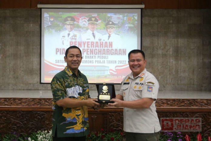 Berhasil Bentuk Satpol PP yang Humanis, Mas Hendi Terima Penghargaan Mendagri