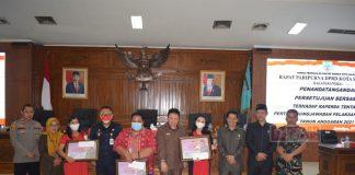 Bung Dance Serahkan Hadiah Lomba Video Karaoke Piala Ketua DPRD