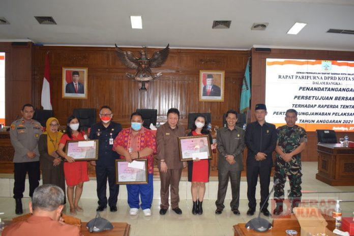 Bung Dance Serahkan Hadiah Lomba Video Karaoke Piala Ketua DPRD(2)