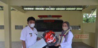 Bupati Tiwi Beri Ambulans Siaga Kepada Desa Karangtengah
