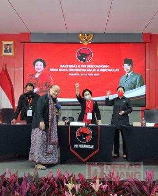 Di Depan Bu Mega dan Peserta Rakernas, MURI Anugerahkan Penghargaan