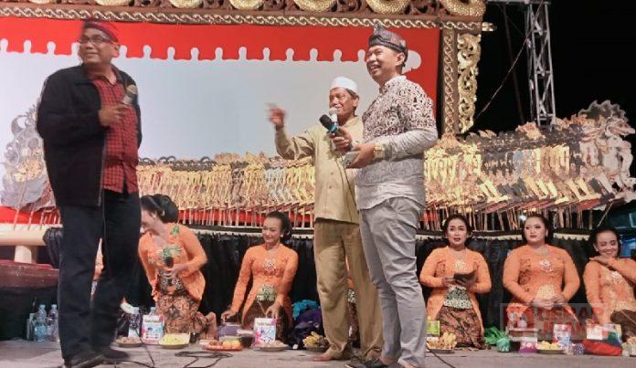 Duet Andang dan Aa Ipunk, Kompak Hadiri Wayangan Sedekah Bumi