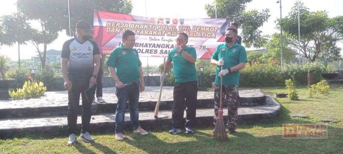 HUT Bhayangkara ke-76, Bung Dance Ikuti Kerja Bakti Polres Salatiga